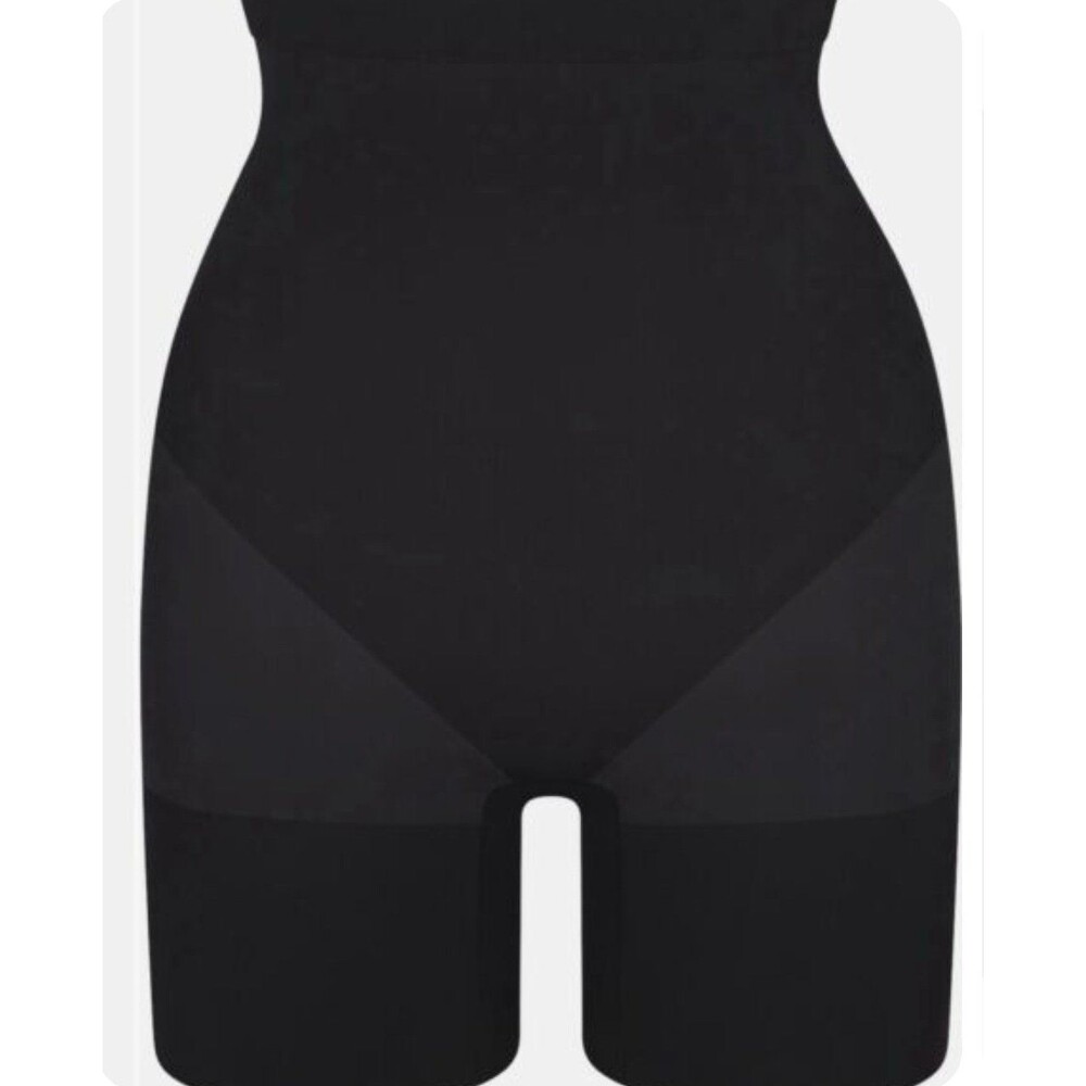 Skims EVERYDAY SCULPT ABOVE THE KNEE SHORT Onyx
